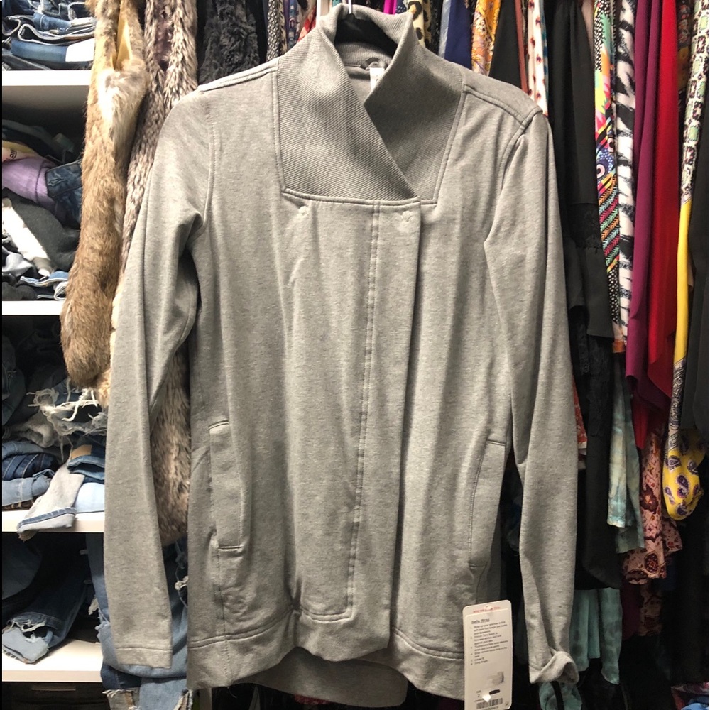 NWT Lululemon size 2 Belle wrap sweatshirt